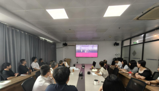 市數(shù)據(jù)集團(tuán)集中觀(guān)看閱兵儀式